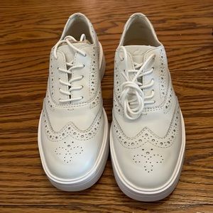 Clarks wing tipped white leather shoes size 6